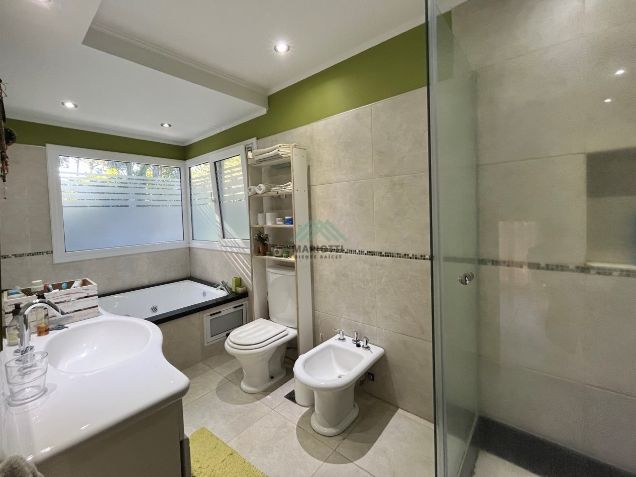 EN VENTA - PINAMAR  - NAYADES - CASA 3 DORMITORIOS CON PILETA CERCADA