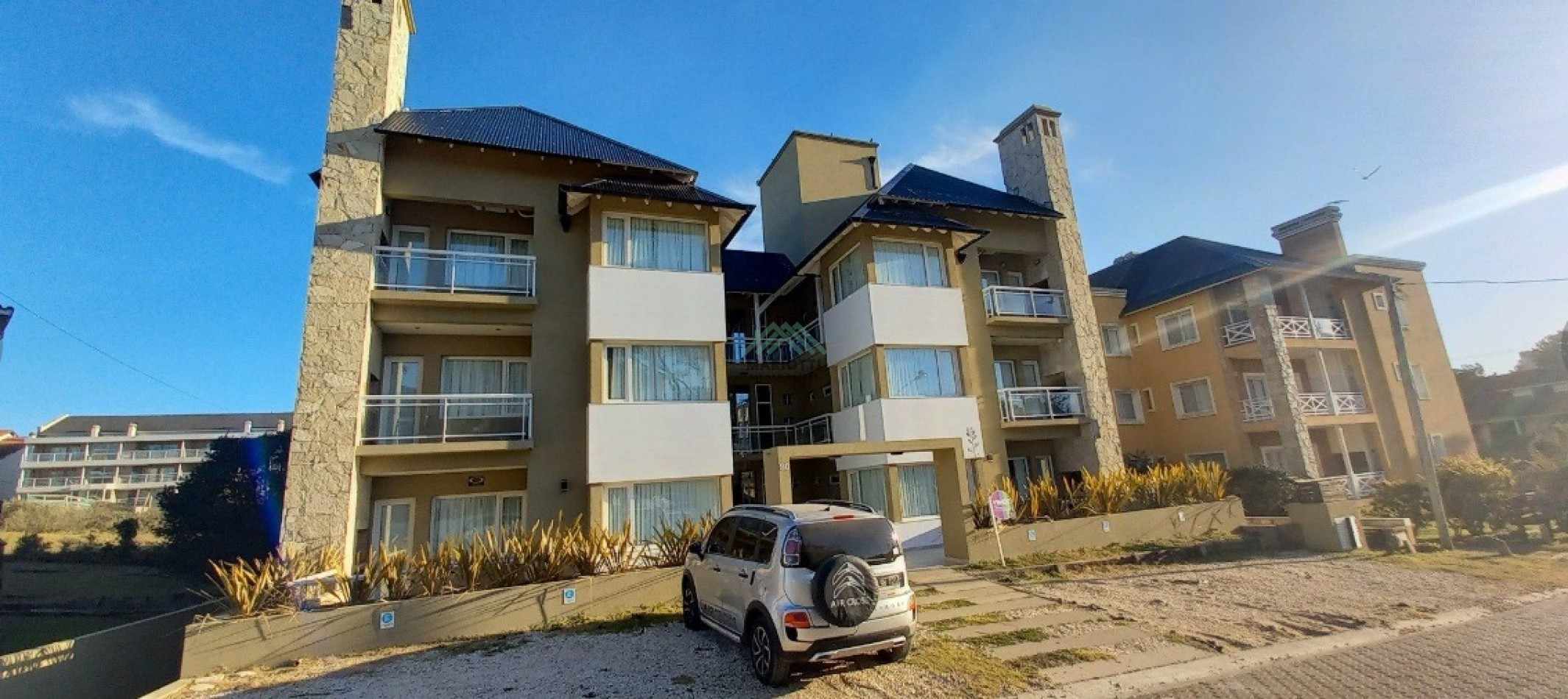 EN VENTA - PINAMAR - PLAYA CENTRO - MODERNO DEPARTAMENTO 2 AMB 2 BAÑOS