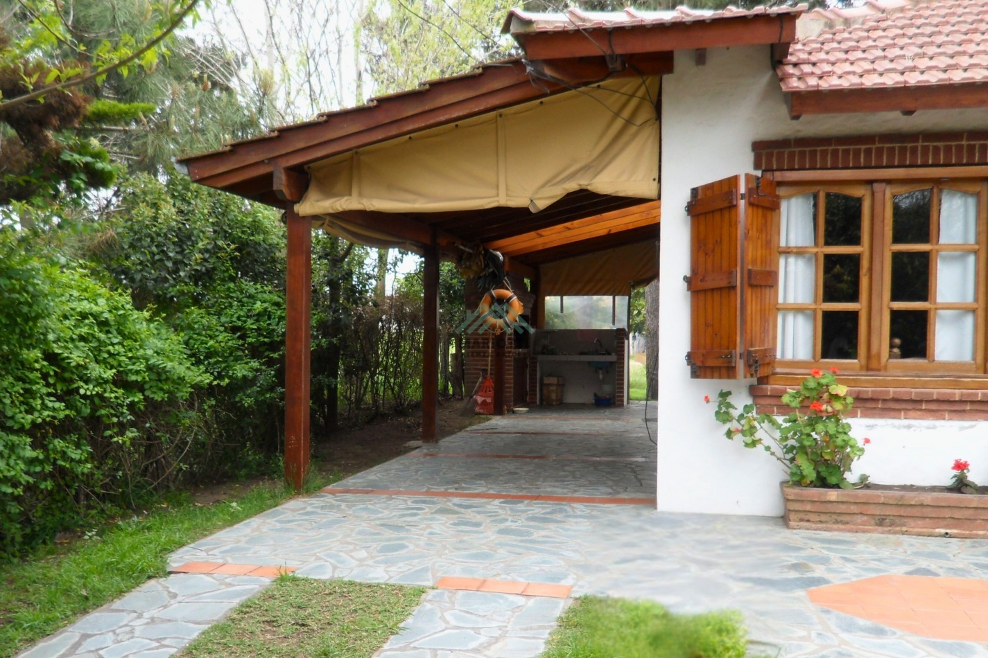 EN VENTA - OSTENDE - CASA 3 DORMITORIOS 2 BAÑOS CON DEPARTAMENTO INDENPENDIENTE