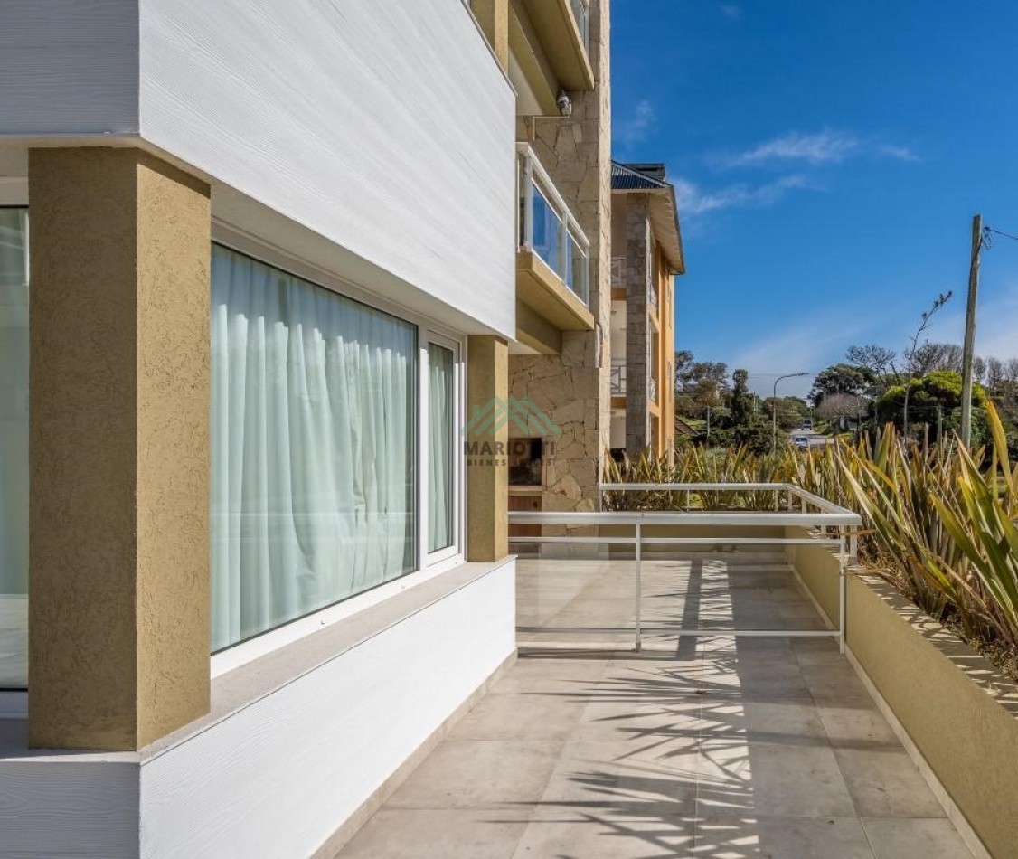 EN VENTA - PINAMAR - PLAYA CENTRO - MODERNO DEPARTAMENTO 2 AMB 2 BAÑOS