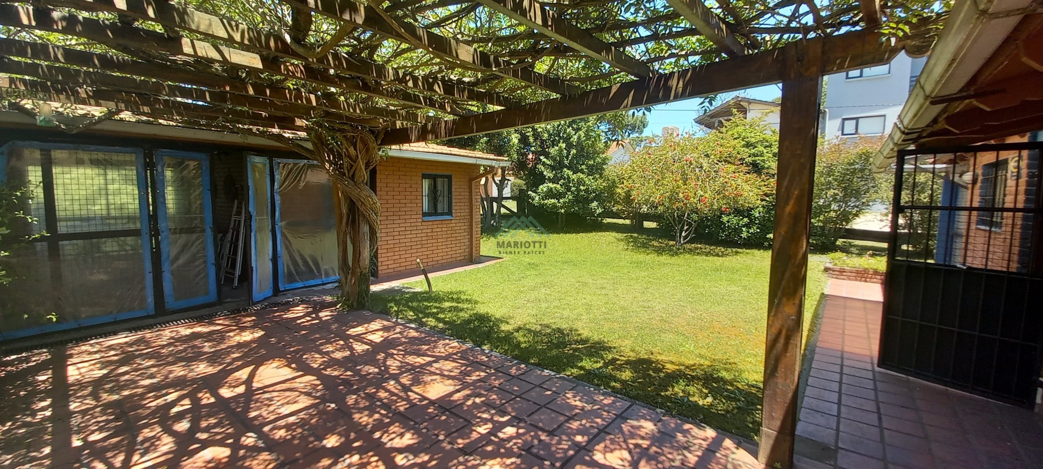 EN VENTA - MAR DE OSTENDE - CASA EN DOS LOTES MULTIFAMILIARES 