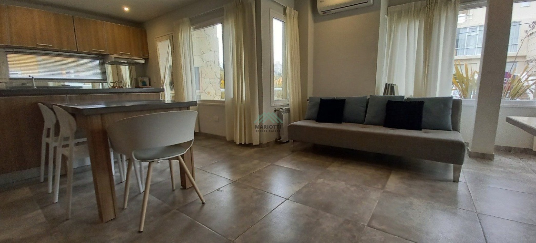 EN VENTA - PINAMAR - PLAYA CENTRO - MODERNO DEPARTAMENTO 2 AMB 2 BAÑOS