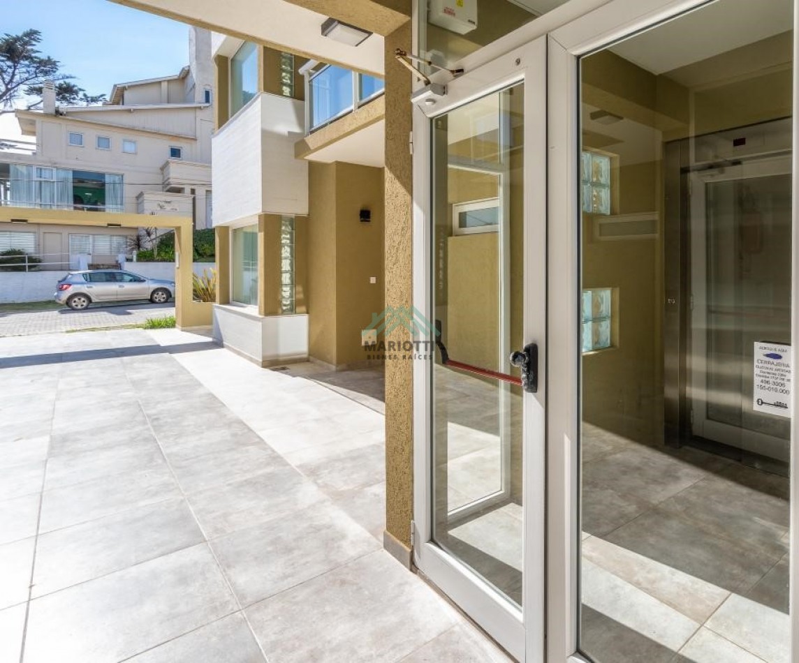 EN VENTA - PINAMAR - PLAYA CENTRO - MODERNO DEPARTAMENTO 2 AMB 2 BAÑOS