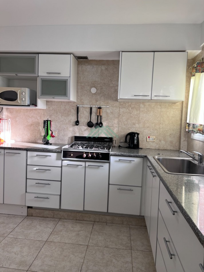EN ALQUILER ANUAL - PINAMAR - CENTRO - DEPARTAMENTO SEMIPISO CON ESTACIONAMIENTO PRIVADO 