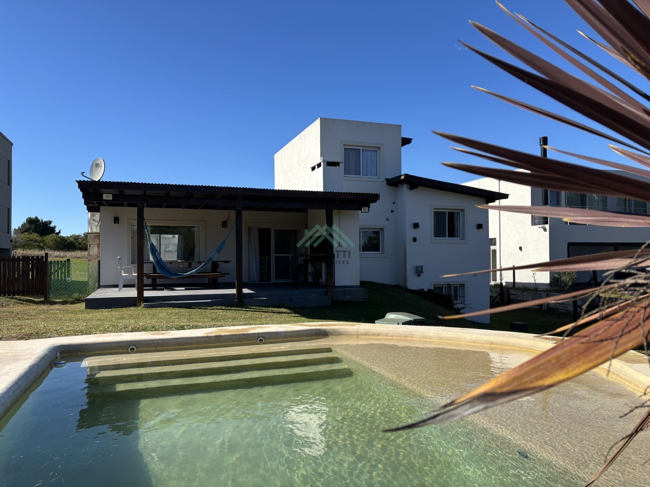 EN VENTA - COSTA ESMERALDA - GOLF I - CASA 3 DORMITORIOS Y PILETA