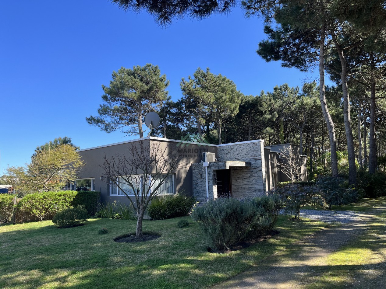 EN VENTA - PINAMAR  - NAYADES - CASA 3 DORMITORIOS CON PILETA CERCADA