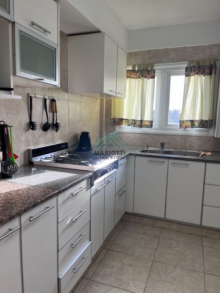 EN ALQUILER ANUAL - PINAMAR - CENTRO - DEPARTAMENTO SEMIPISO CON ESTACIONAMIENTO PRIVADO 