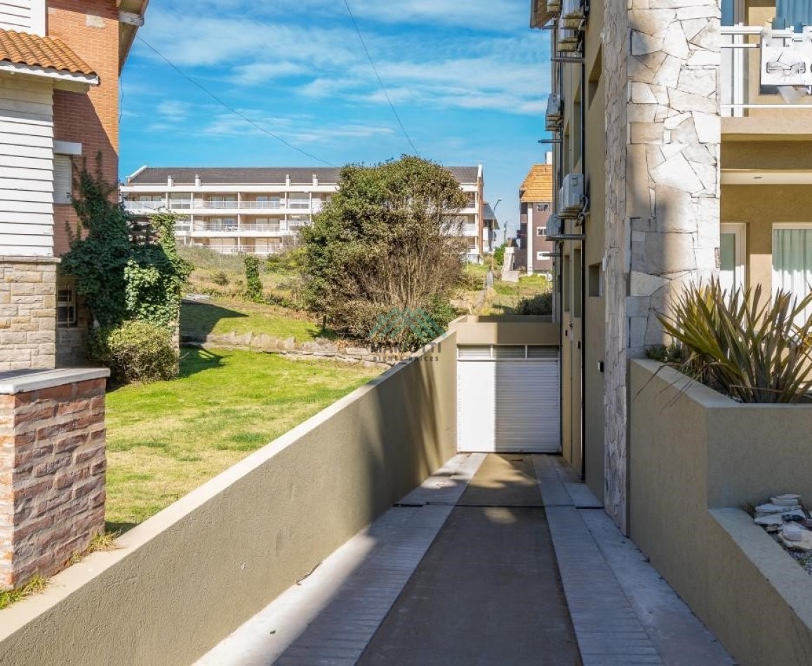 EN VENTA - PINAMAR - PLAYA CENTRO - MODERNO DEPARTAMENTO 2 AMB 2 BAÑOS