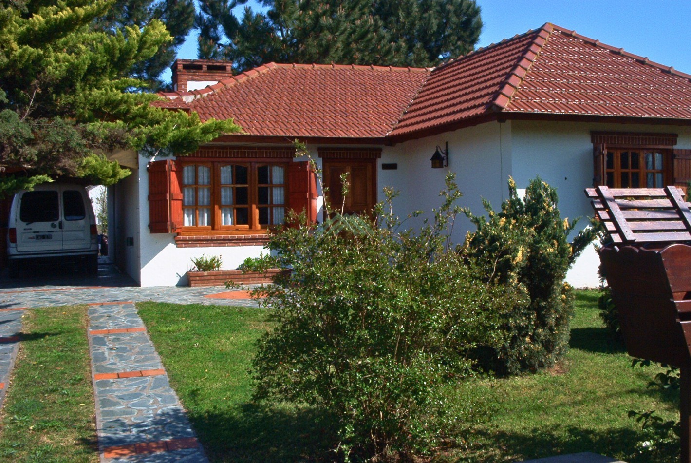 EN VENTA - OSTENDE - CASA 3 DORMITORIOS 2 BAÑOS CON DEPARTAMENTO INDENPENDIENTE