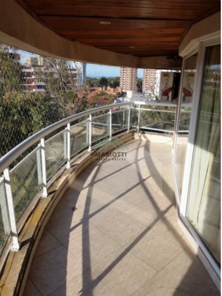 EN VENTA - PINAMAR - CENTRO - DEPARTAMENTO SEMIPISO CON ESTACIONAMIENTO PRIVADO 