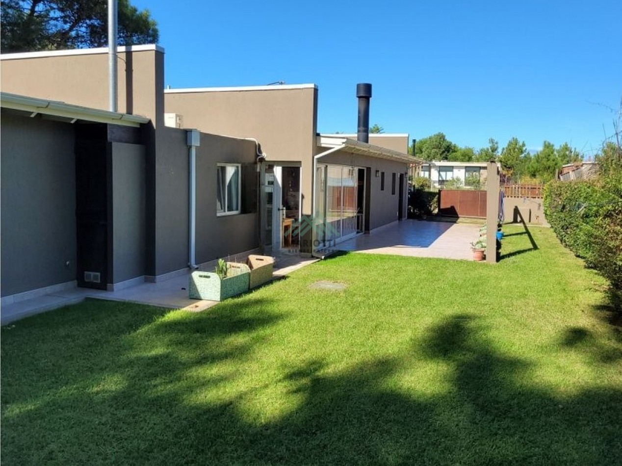 EN VENTA - PINAMAR  - NAYADES - CASA 3 DORMITORIOS CON PILETA CERCADA