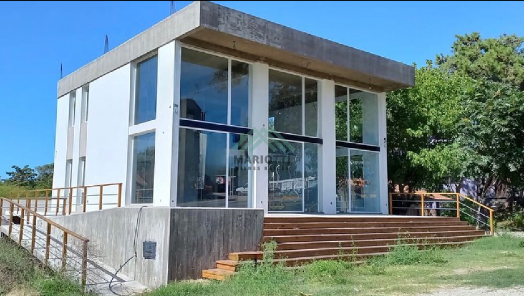 EN ALQUILER - ESPECTACULAR LOCAL DE  465M2 OSTENDE - PINAMAR