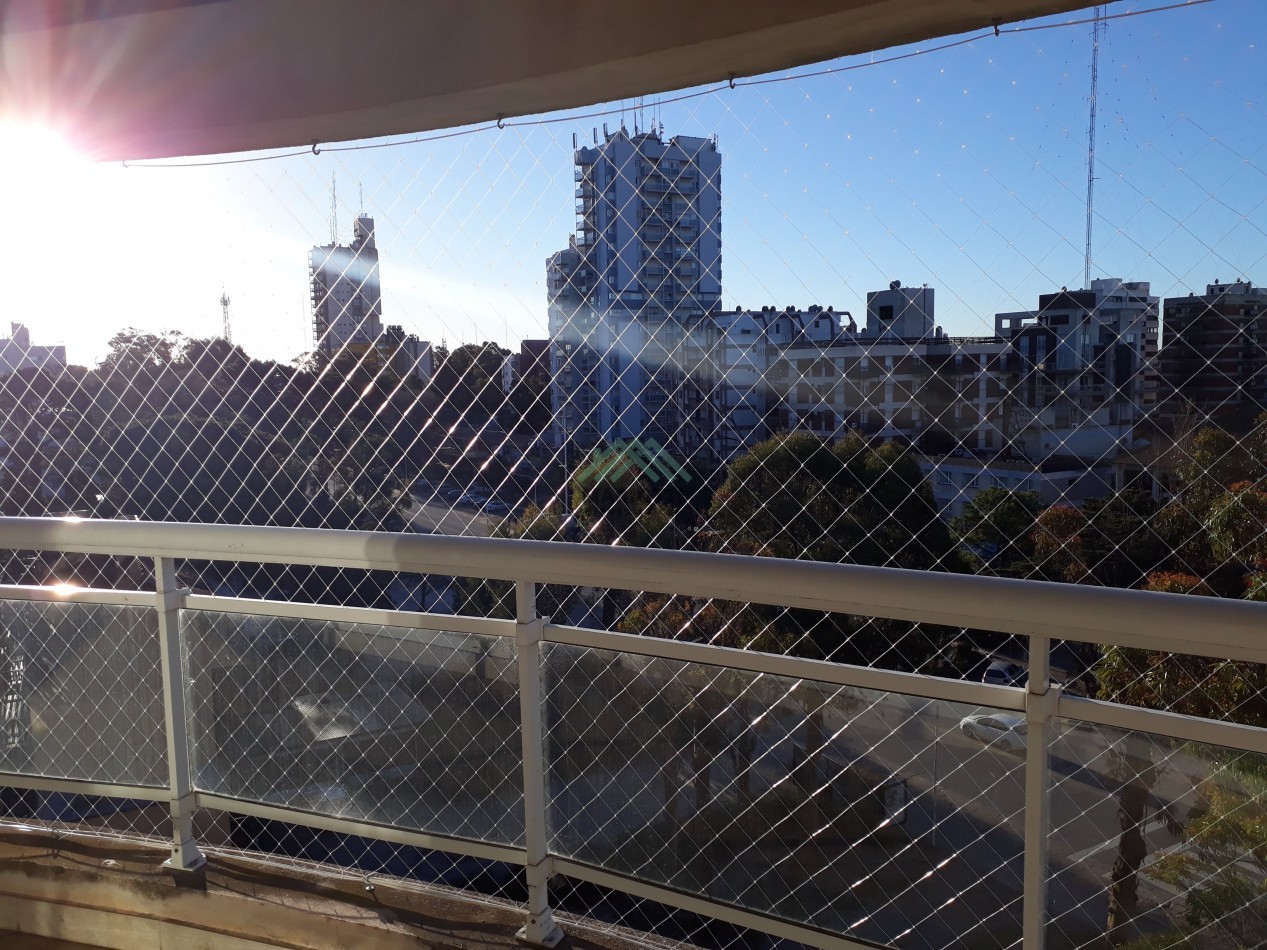 EN VENTA - PINAMAR - CENTRO - DEPARTAMENTO SEMIPISO CON ESTACIONAMIENTO PRIVADO 