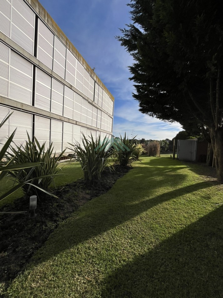 EN VENTA - VALERIA DEL MAR - PINAMAR - DEPTO 3 AMBIENTES CON PILETA Y AMPLIA COCHERA