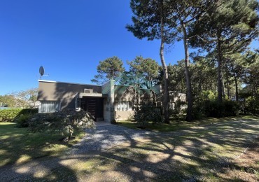 EN VENTA - PINAMAR  - NAYADES - CASA 3 DORMITORIOS CON PILETA CERCADA